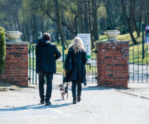 Koronawirus w Trójmieście. Zamiast po parku, plaży czy lesie ludzie spacerują po cmentarzach