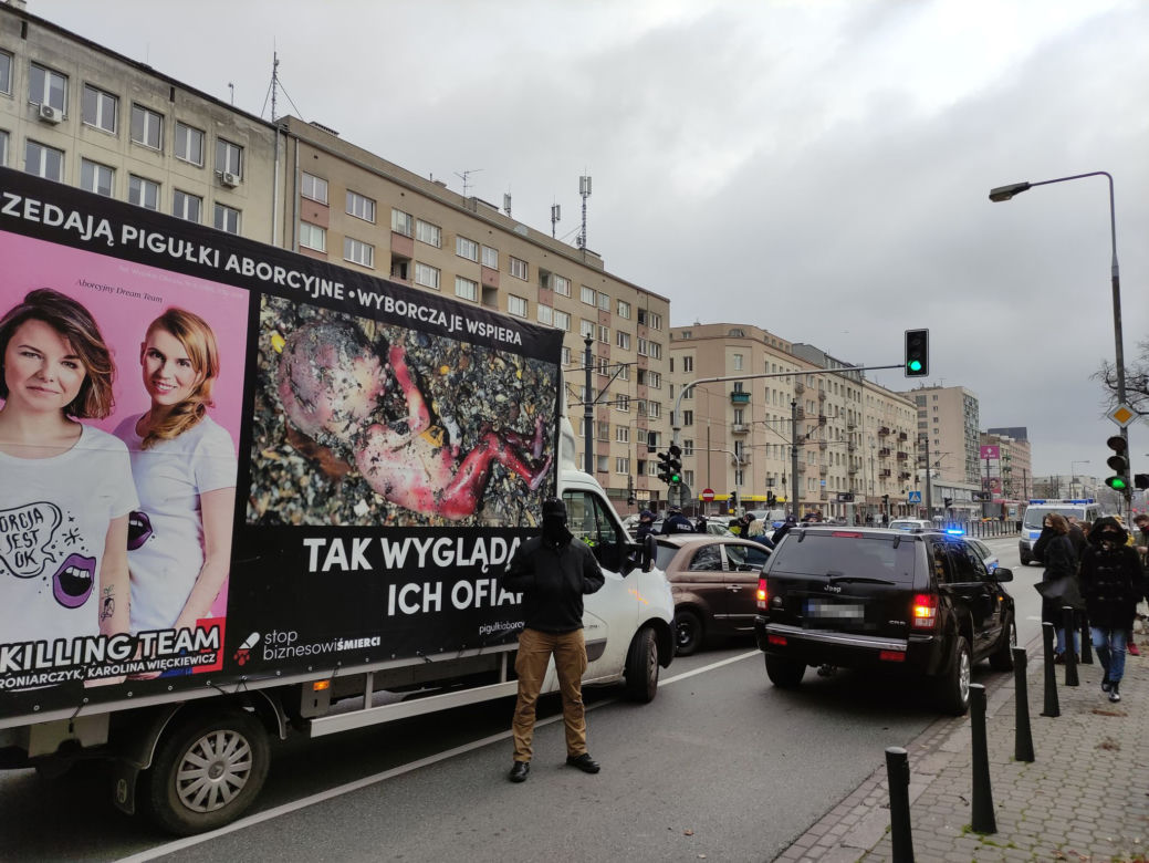Ogromna awantura na ul. Puławskiej. Zablokowali furgonetkę antyaborcyjną 