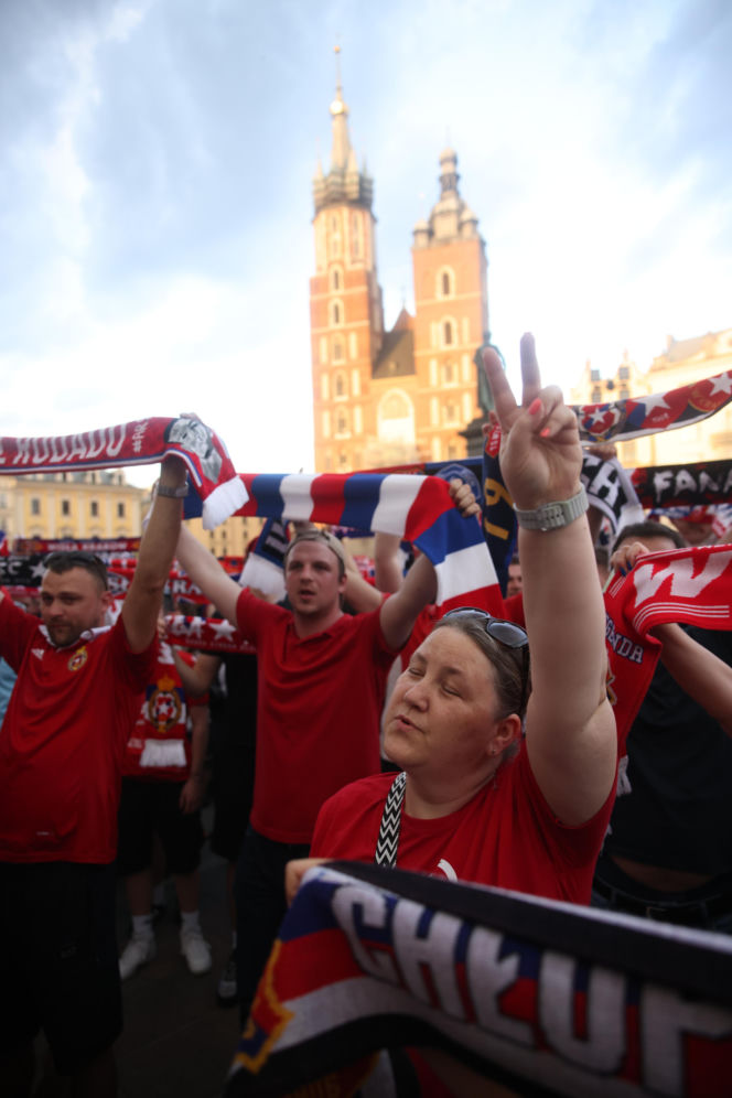 Dramat podczas fety Wisły Kraków. 11-latka trafiona petardą trafiła do szpitala