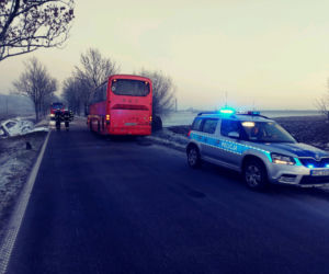 Zderzenie busa i autobusu. Bus stanął w płomieniach. 8 osób rannych