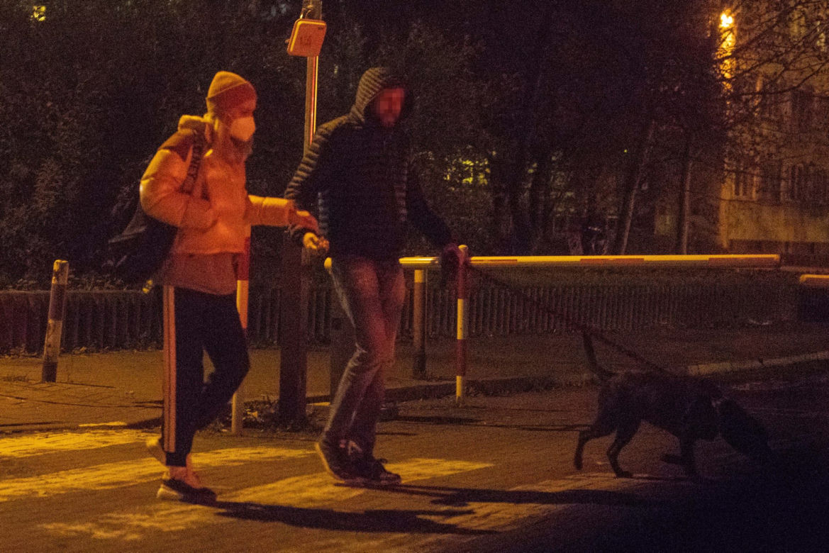 Agnieszka Woźniak-Starak na nocnym spacerze z przyjacielem