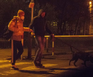 Agnieszka Woźniak-Starak na nocnym spacerze z przyjacielem