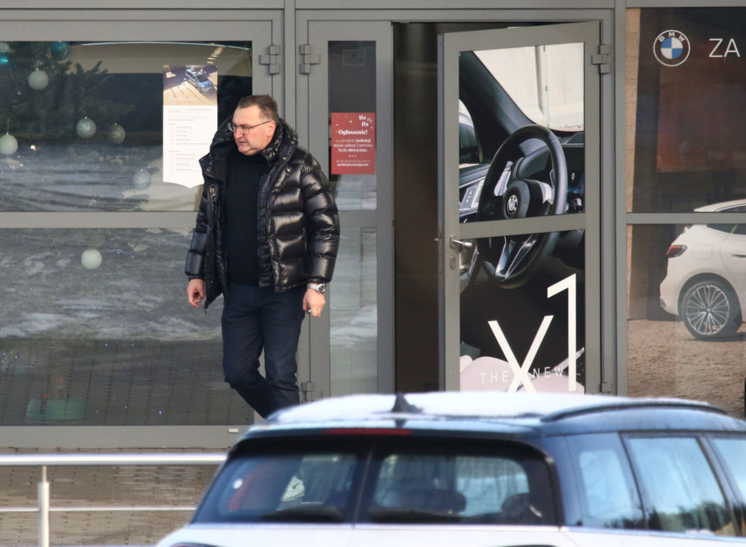 Czesław Michniewicza przegląda szalenie drogie auta. Został przyłapany w wielkiej furze, ale zakupy musi taszczyć