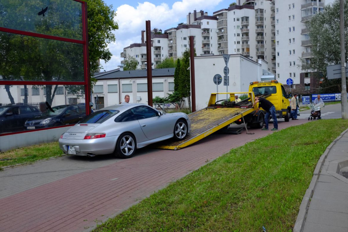 Rozbite Porsche 911 porzucone w Warszawie