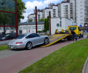 Rozbite Porsche 911 porzucone w Warszawie