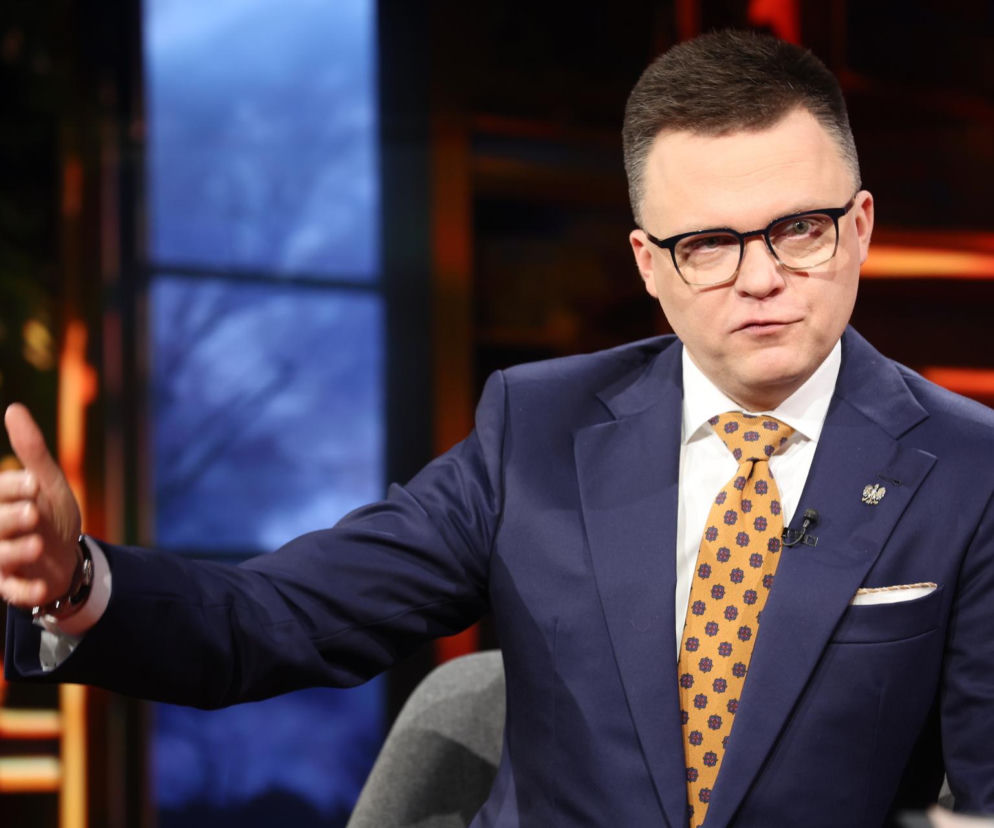 Szymon Hołownia w garniturze gestykuluje prawą ręką. O wynikach sondażu dla polityka przeczytasz na SE Polityka.