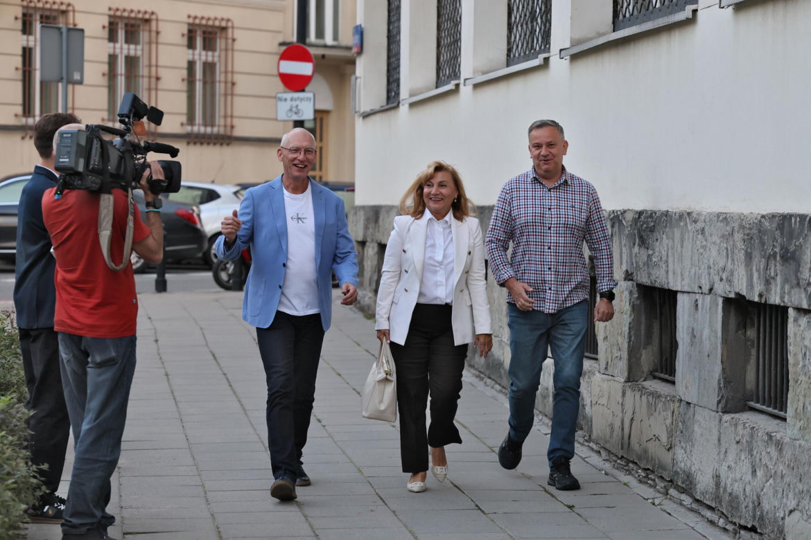 Zamiast na Nowogrodzkiej, Morawiecki i jego stronnicy spotkali się przy Konopnickiej. Były cukierki dla dziennikarzy