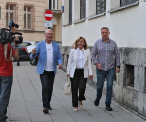 Zamiast na Nowogrodzkiej, Morawiecki i jego stronnicy spotkali się przy Konopnickiej. Były cukierki dla dziennikarzy