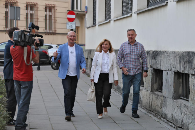 Zamiast na Nowogrodzkiej, Morawiecki i jego stronnicy spotkali się przy Konopnickiej. Były cukierki dla dziennikarzy