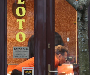 Paweł Wilczak szuka złota w w lombardzie