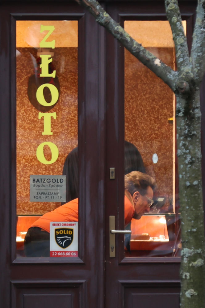 Paweł Wilczak szuka złota w w lombardzie