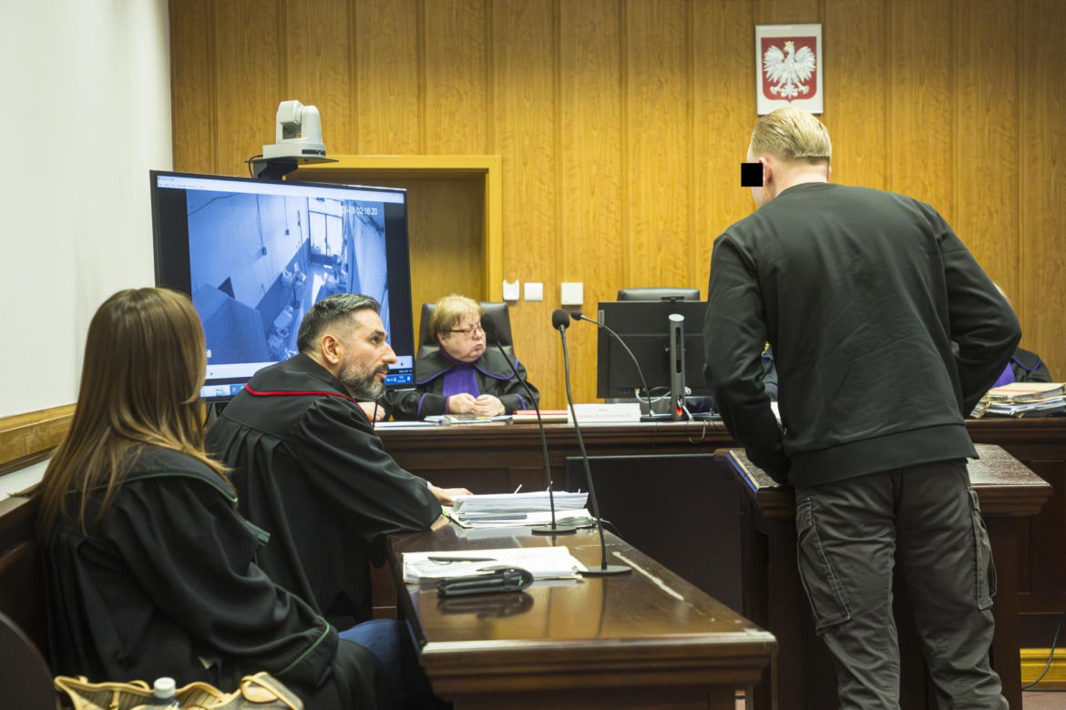 Co widać na nagraniu ataku nożem na Nowym Świecie? Sąd odtworzył szokujący materiał