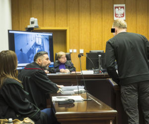 Co widać na nagraniu ataku nożem na Nowym Świecie? Sąd odtworzył szokujący materiał