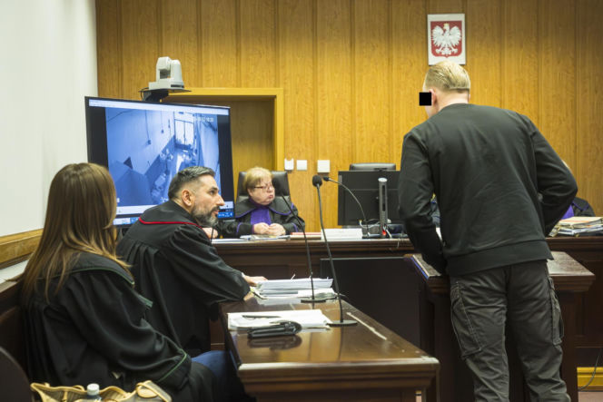Co widać na nagraniu ataku nożem na Nowym Świecie? Sąd odtworzył szokujący materiał