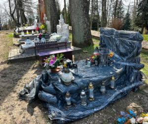 Ptasi terror w Jezioranach! Cmentarz tonie w odchodach, a mieszkańcy są bezradni. „Groby trzeba owijać folią!”