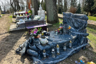 Ptasi terror w Jezioranach! Cmentarz tonie w odchodach, a mieszkańcy są bezradni. „Groby trzeba owijać folią!”