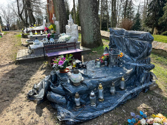 Ptasi terror w Jezioranach! Cmentarz tonie w odchodach, a mieszkańcy są bezradni. „Groby trzeba owijać folią!”