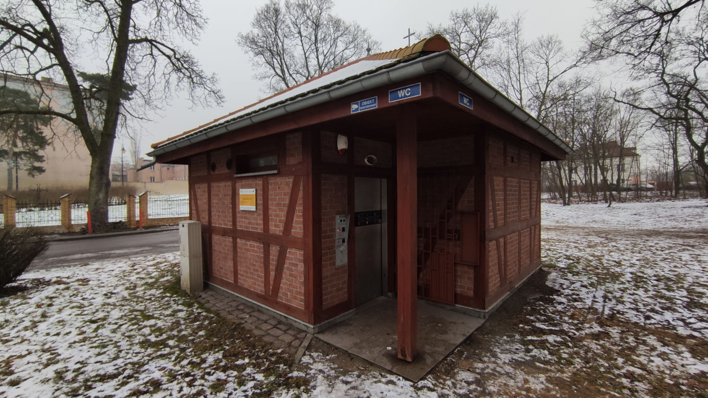 Prześmiewcza tablica pamiątkowa na miejskim szalecie. Ktoś robi sobie żarty z Jarosława Kaczyńskiego i prezydenta Zaleskiego