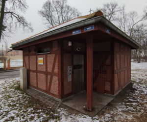 Prześmiewcza tablica pamiątkowa na miejskim szalecie. Ktoś robi sobie żarty z Jarosława Kaczyńskiego i prezydenta Zaleskiego