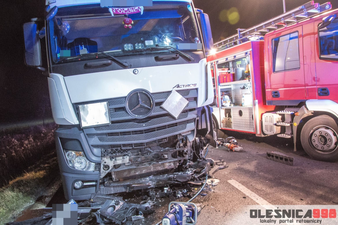 Toyota zderzyła się czołowo z ciężarówką