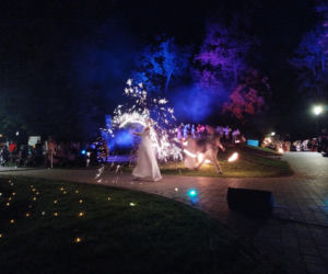 Pokaz fireshow w wykonaniu tancerzy i tancerek Teatru Ognia „Mantra” z Makowa Mazowieckiego