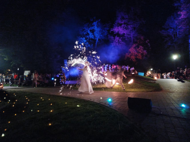 Pokaz fireshow w wykonaniu tancerzy i tancerek Teatru Ognia „Mantra” z Makowa Mazowieckiego