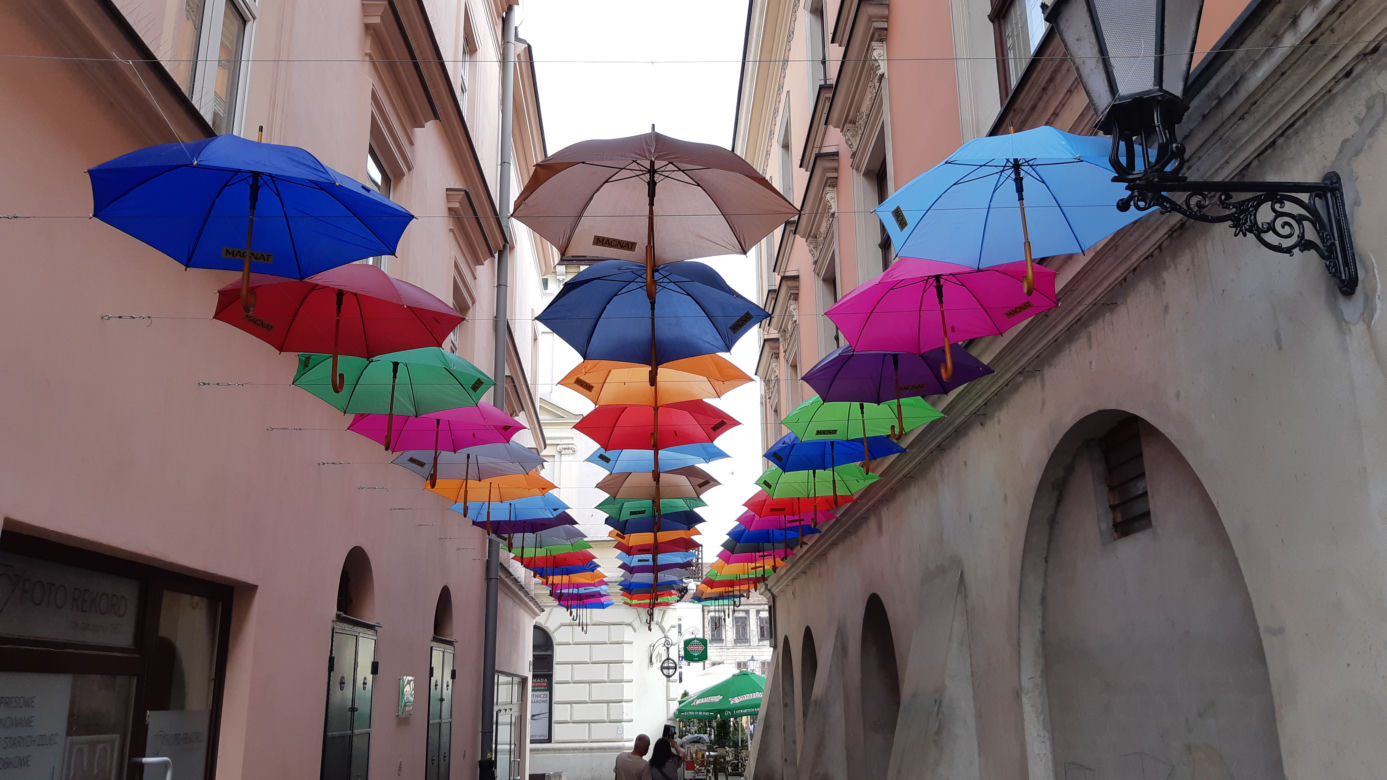 Kolorowe parasole letnią wizytówką Tarnowa