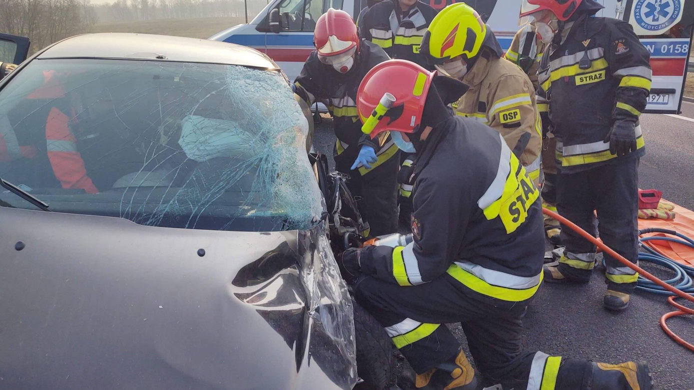 Dobrąg. Wypadek na DK 16. Kierująca BYŁA ZAKLESZCZONA w aucie [ZDJĘCIA]