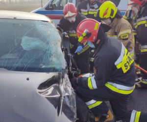 Dobrąg. Wypadek na DK 16. Kierująca BYŁA ZAKLESZCZONA w aucie [ZDJĘCIA]