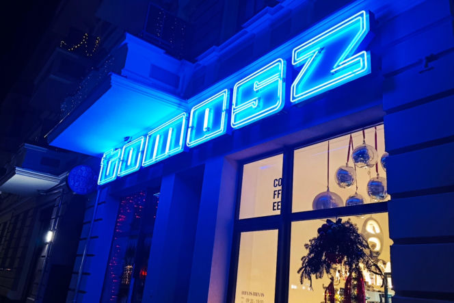 Neon "Tomasz" na ul. Rayskiego odzyskał dawny blask