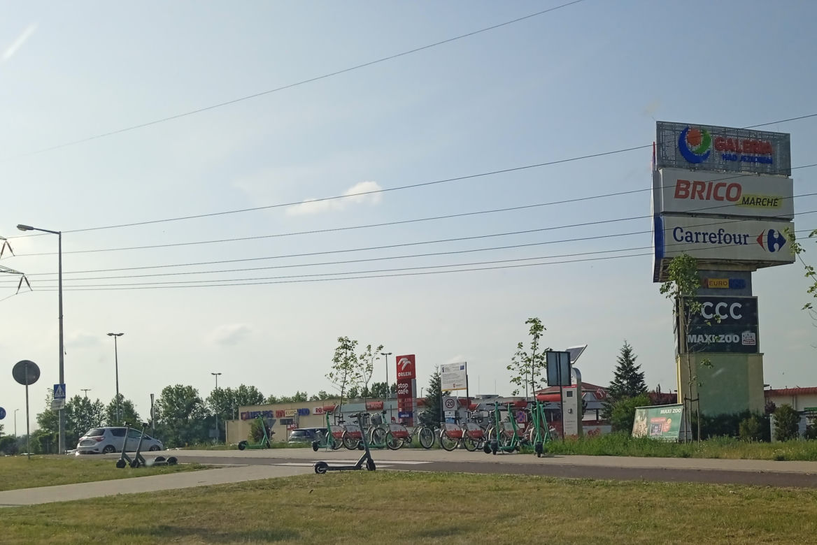 Hulajnogi zostawione byle gdzie w Koninie