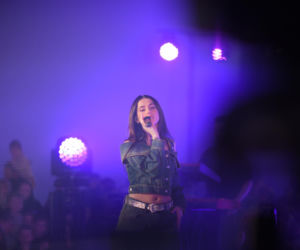 Roxie Węgiel z gołym brzuchem śpiewa dla najmłodszych