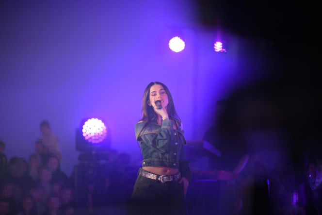 Roxie Węgiel z gołym brzuchem śpiewa dla najmłodszych