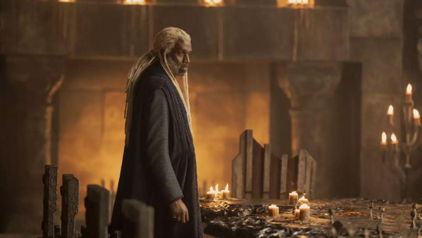 Steve Toussaint jako lord Corlys Velaryon.
