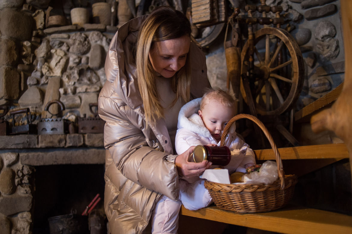 Joanna Kurska z córeczką w górach