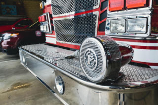 Samochód spadł z wiaduktu prosto na tory kolejowe! Pociąg uderzył w auto. 80 pasażerów cudem uniknęło tragedii 