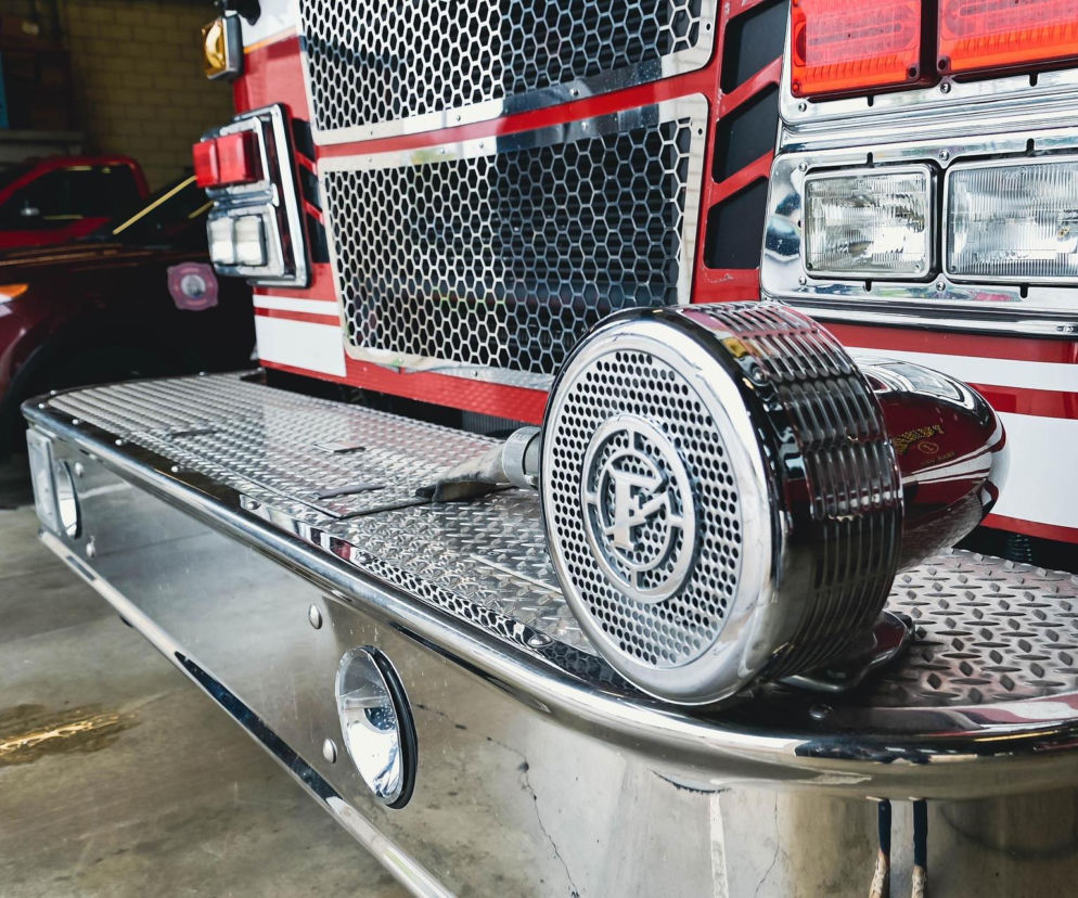 Samochód spadł z wiaduktu prosto na tory kolejowe! Pociąg uderzył w auto. 80 pasażerów cudem uniknęło tragedii 