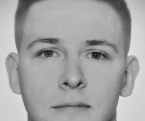 Grób zastrzelonego policjanta Natana Sieronia pokryły kwiaty i wiązanki. Trudno powstrzymać łzy