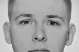 Grób zastrzelonego policjanta Natana Sieronia pokryły kwiaty i wiązanki. Trudno powstrzymać łzy