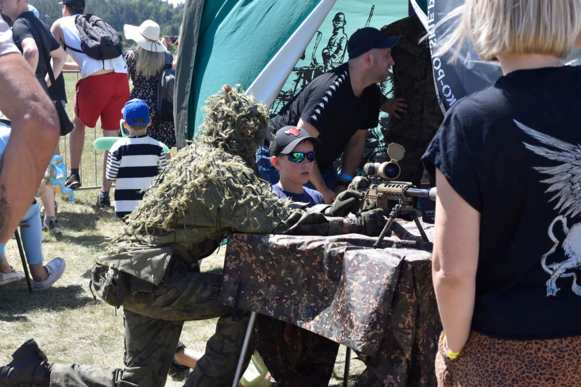 Rodzinny Piknik Lotniczy w Gryźlinach 2023. Lotnicy-akrobaci zachwycili publiczność