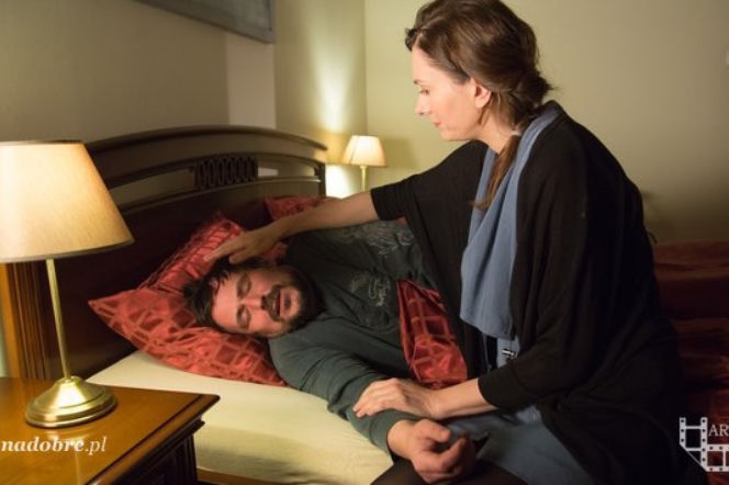 Na dobre i na złe odc. 561. Witek Latoszek (Bartosz Opania), Lena Starska (Anita Sokołowska)
