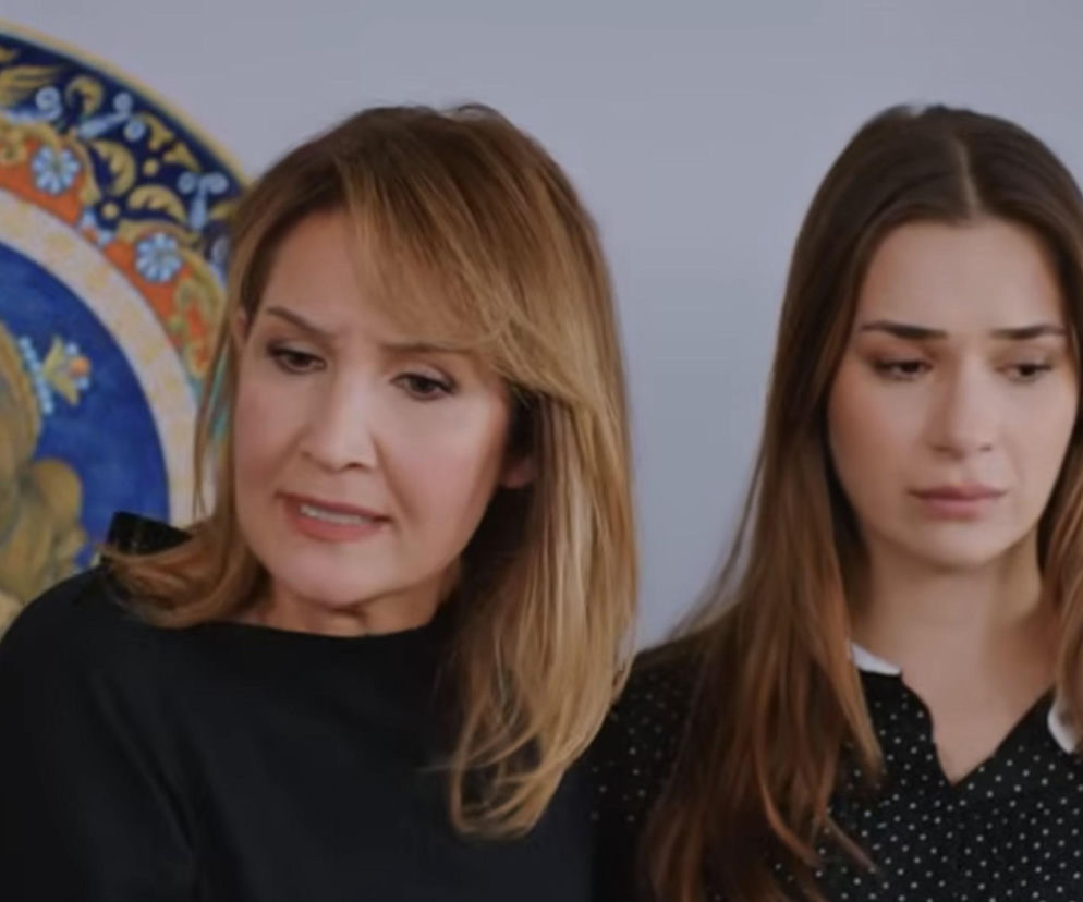 Bahar (po prawej) z Cavidan (po lewej) w dramatycznej scenie z serialu Miłość i nadzieja. Bahar z opuszczoną głową i zmartwionym wyrazem twarzy po odkryciu, że Sila nie jest jej przyrodnią siostrą. Cavidan patrzy w lewo z napięciem. O nowych odcinkach przeczytasz na Super Seriale.