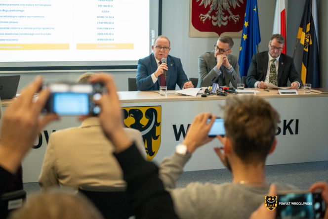 Rok 2025 był dla Powiatu Wrocławskiego czasem konsekwentnej pracy, widocznych efektów i strategicznych decyzji, które budują solidne fundamenty pod kolejne lata rozwoju