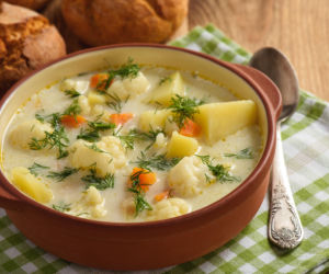 Zupa kalafiorowa – kremowa klasyka z kalafiora z ziemniakami i marchewką, którą pokochasz