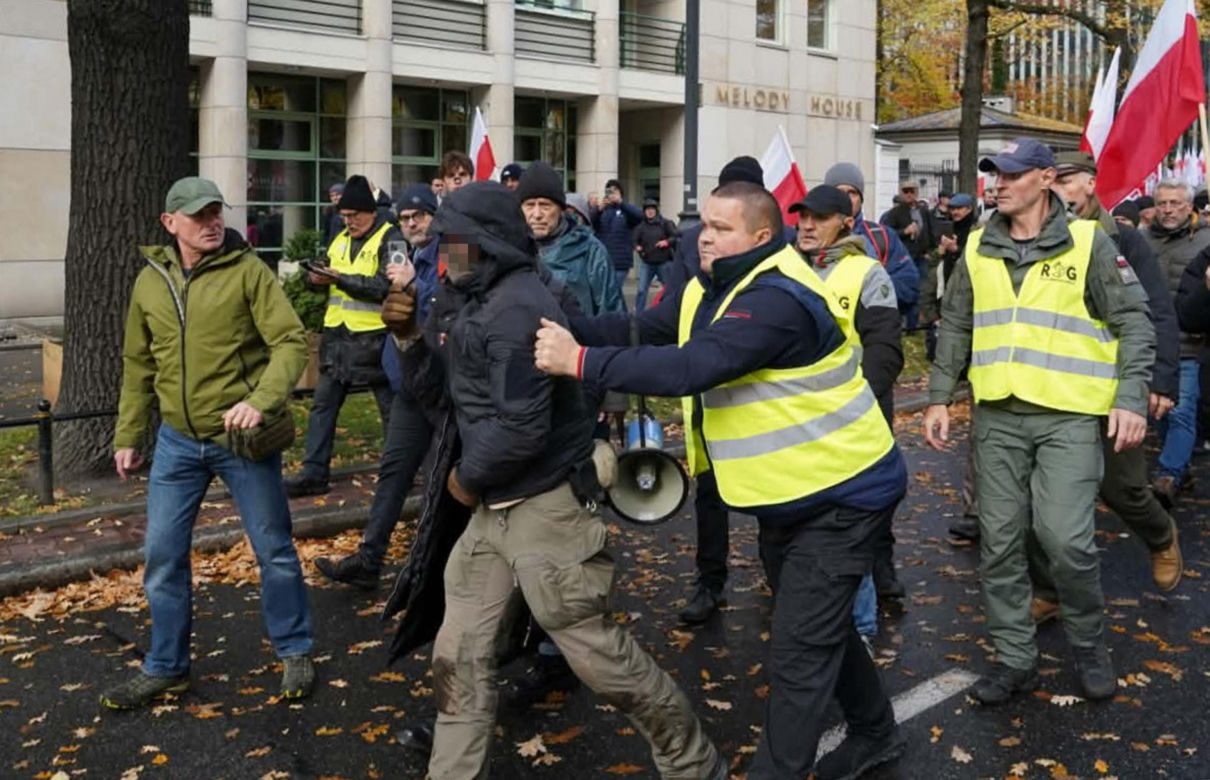 Uderzył kobietę przed Trybunałem Konstytucyjnym. Miał przy sobie nóż, pistolet i narkotyki!