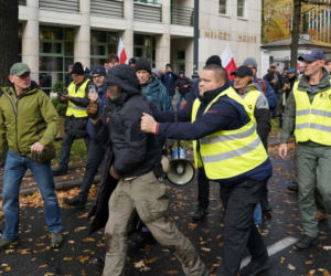 Uderzył kobietę przed Trybunałem Konstytucyjnym. Miał przy sobie nóż, pistolet i narkotyki!