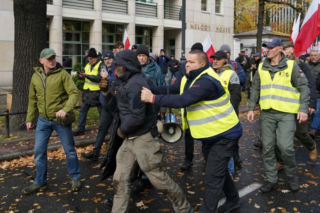 Uderzył kobietę przed Trybunałem Konstytucyjnym. Miał przy sobie nóż, pistolet i narkotyki!