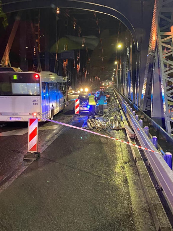 Kuriozalny wypadek na moście w Toruniu. Sprawca wjechał w rusztowanie