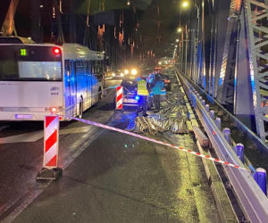 Kuriozalny wypadek na moście w Toruniu. Sprawca wjechał w rusztowanie