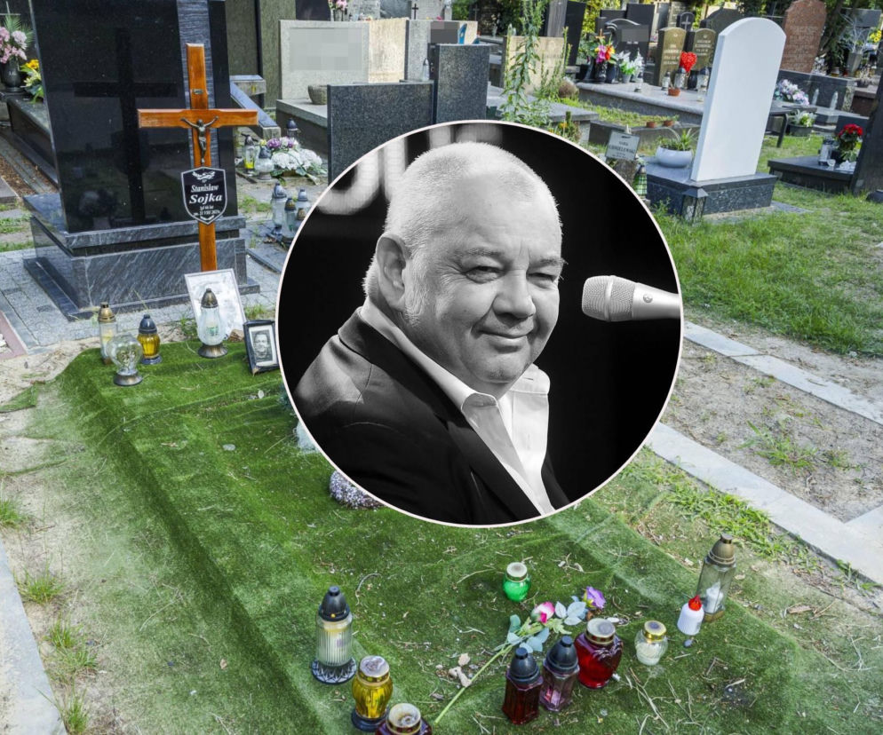 Grób Stanisława Sojki pokryty sztuczną trawą. Na miniaturze uśmiechnięty artysta. O muzyku przeczytasz na łamach SE.